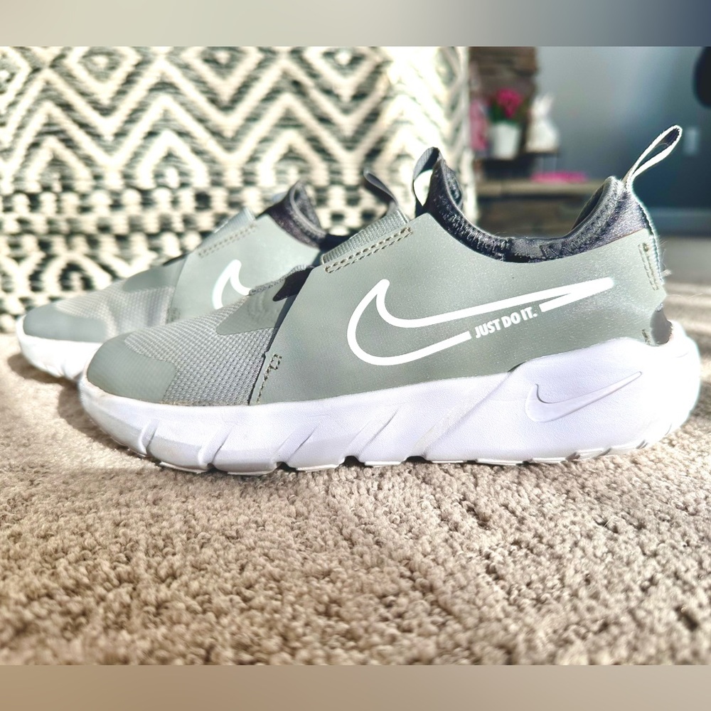 NIKE kids preschool Flex Runner 2 Boys size 3